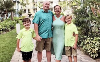 Watson Morgan junto a su