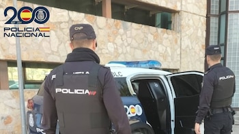 Detenidos dos hombres por tratar