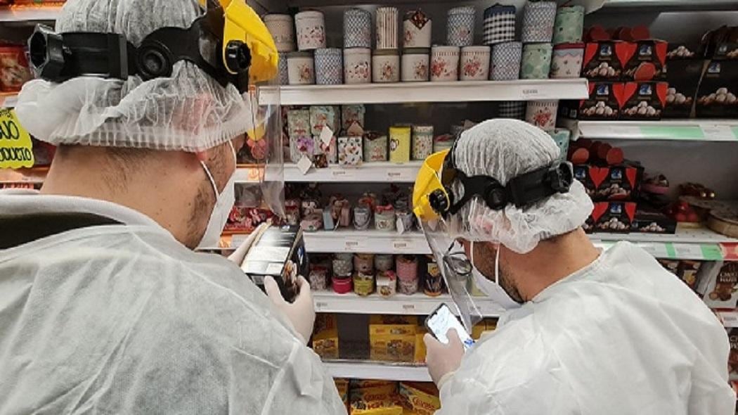 La meta del Distrito es completar 209 operativos, liderados por 50 funcionarios del sector salud, en tiendas, cigarrerías, supermercados, hipermercados, panaderías, depósitos y expendios de dulces. Foto: Secretaría de Salud de Bogotá.