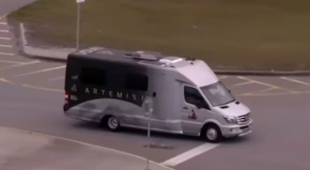 La camioneta de la NASA ya traslada a los astronautas hasta el cohete SLS (NASA)