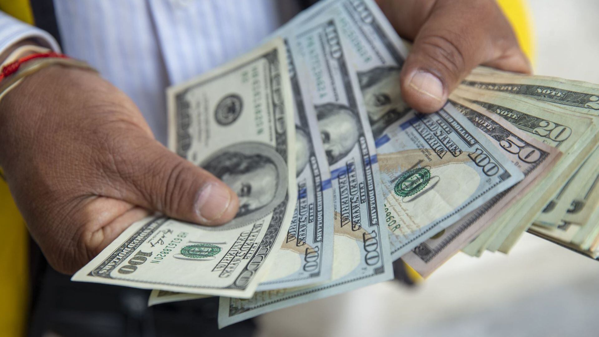 El tipo de cambio oficial quedó un 3,9% debajo del techo de las bandas.