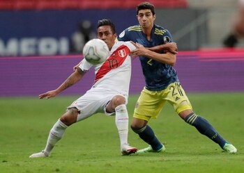 El peruano Christian Cueva aguantando