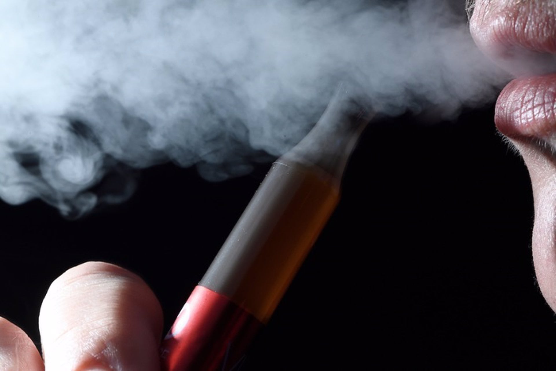 La CCSS reportó síntomas respiratorios, ansiedad, alteraciones de conducta y casos de EVALI entre los problemas asociados al vapeo. (WILL KIRK/JOHNS HOPKINS UNIVERSITY)