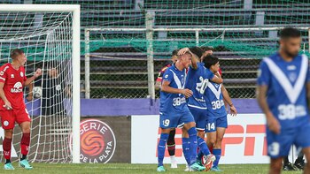 Vélez triunfa con 10 jugadores