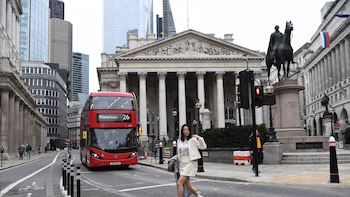 Un ladrón roba el collar