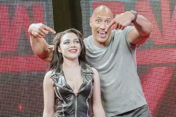 Florence Pugh y Dwayne Johnson en 'Peleando con mi familia', de Stephen Merchant, que ahora se convertirá en musical