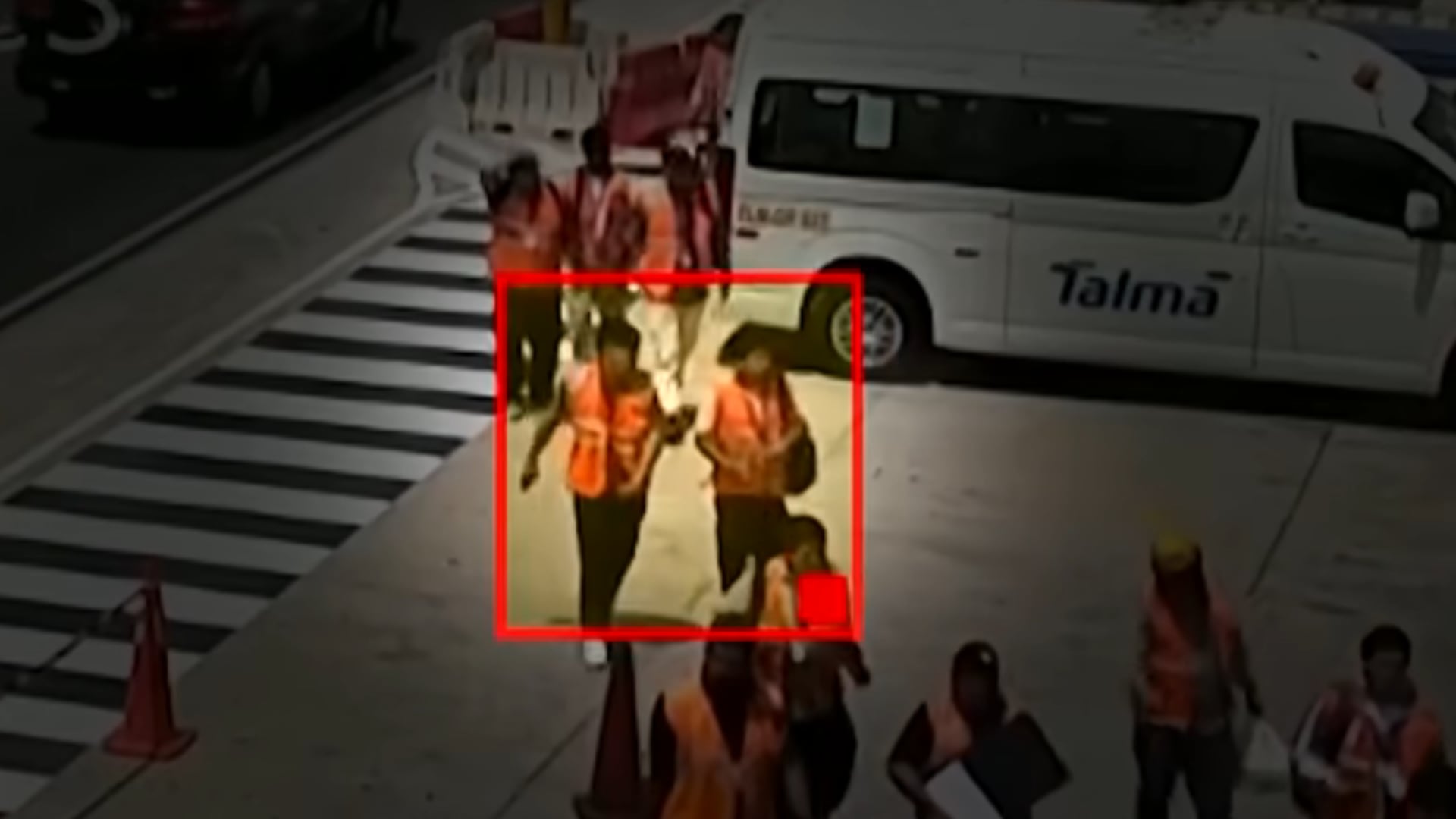 La operación ocurrió dentro de una zona restringida: los trabajadores ingresaron a “la Siberia”, sector donde se organizan las maletas antes de ser trasladadas hacia los aviones. Captura de pantalla