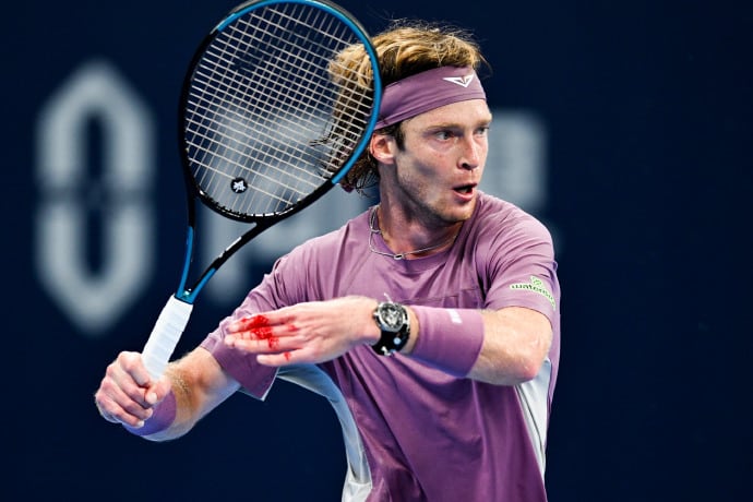 Rublev continuó jugando hasta que recibió atención médica