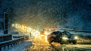Los viajeros hacen cola durante