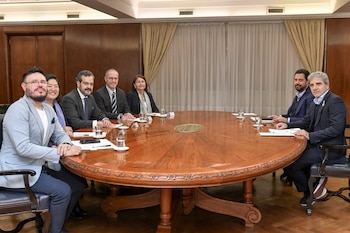 Luis Caputo mantuvo una reunión con representantes de Apple en el Ministerio de Economía.