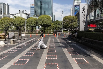 Social distancing markers at the