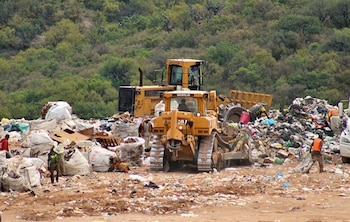 El inminente cierre de los principales rellenos sanitarios de Costa Rica impulsa a la UNED a buscar soluciones sostenibles con biotecnología y hongos. Cortesía: Heredia Hoy