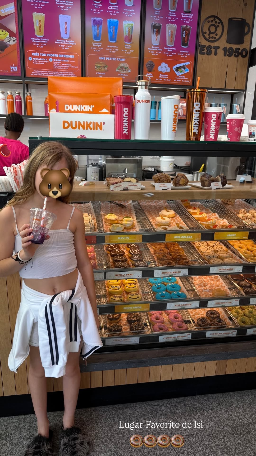 Una de las hijas de Nara posó frente a la vitrina de donuts de Dunkin' en París