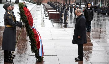 El mandatario dejó un arreglo florar en la Tumba del Soldado Desconocido (Reuters)