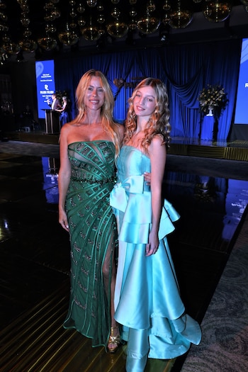 Nicole Neumann acompañó a Allegra en su debut de alta costura en una gala solidaria