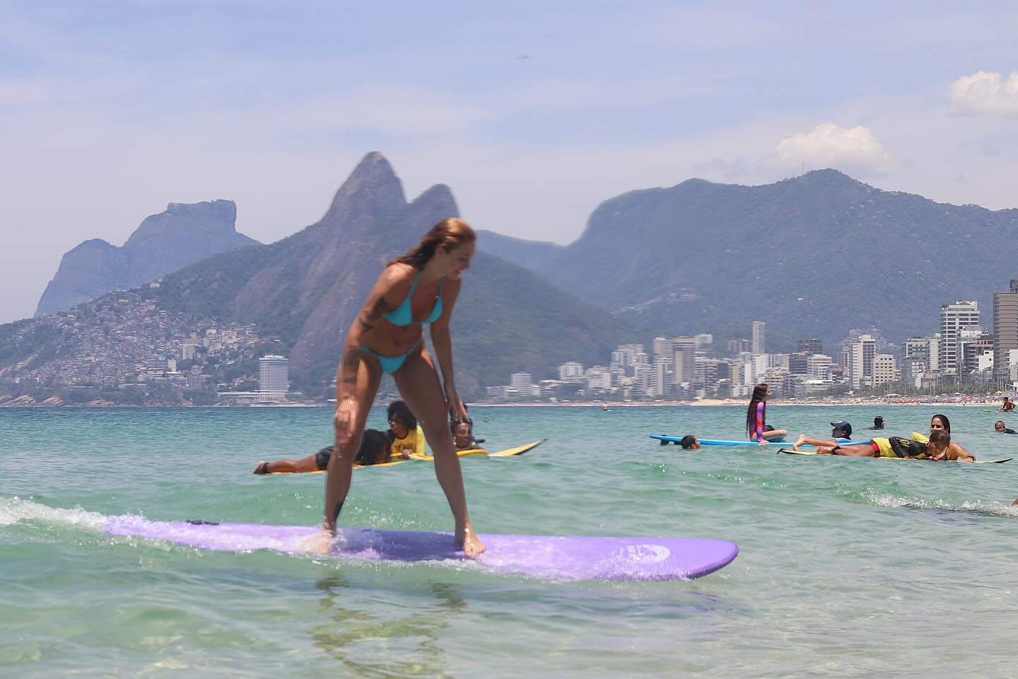 No cuenta con experiencia profesional como surfer, según detallan desde Brasil (Créditos: @juliadxn_/Instagram)