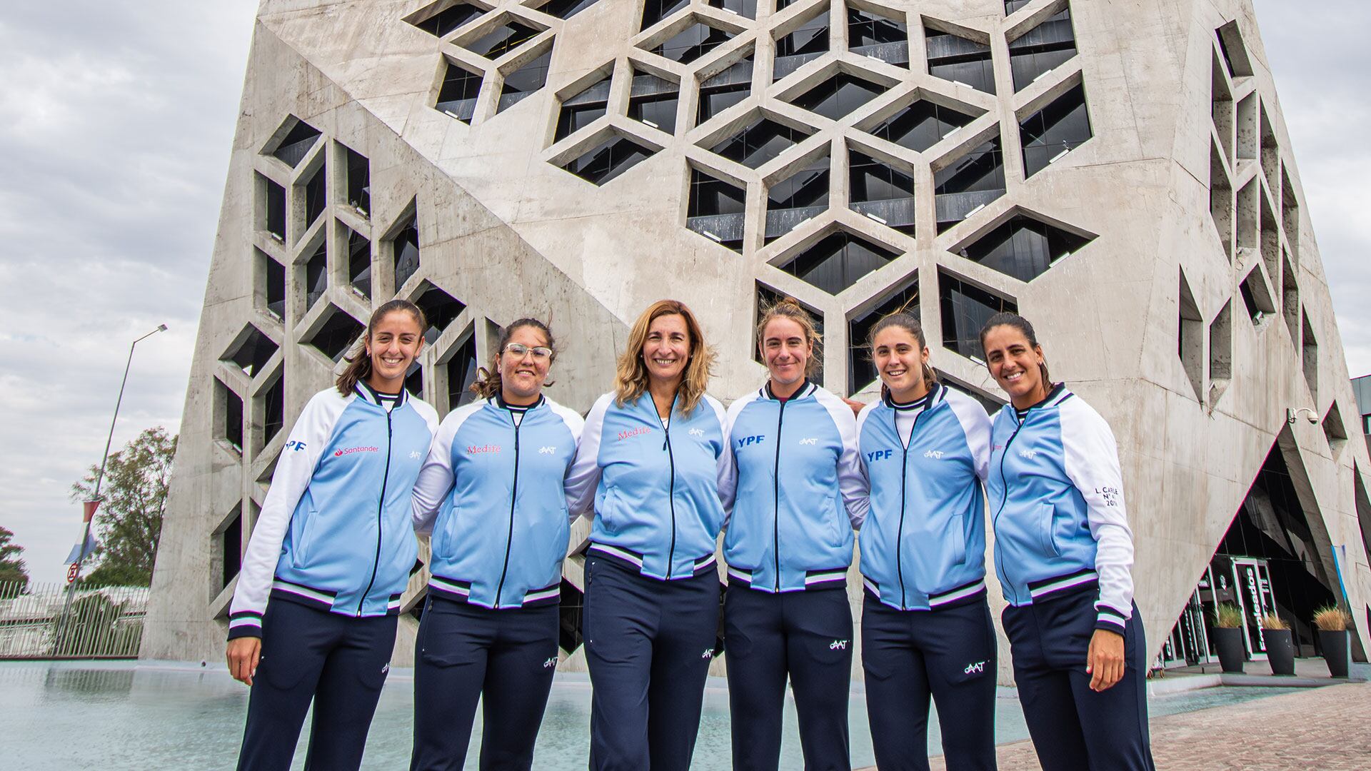 La Selección Argentina de Tenis durante la foto oficial antes del inicio de los play-offs de la Billie Jean King Cup (Crédito: Prensa AAT/Florencia Agulló)