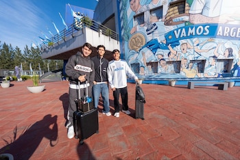 Matías Soulé, Leonardo Balerdi y Santiago Castro llegaron a la concentración con prendas de inspiración deportiva, zapatillas urbanas y equipaje de viaje (@Argentina)