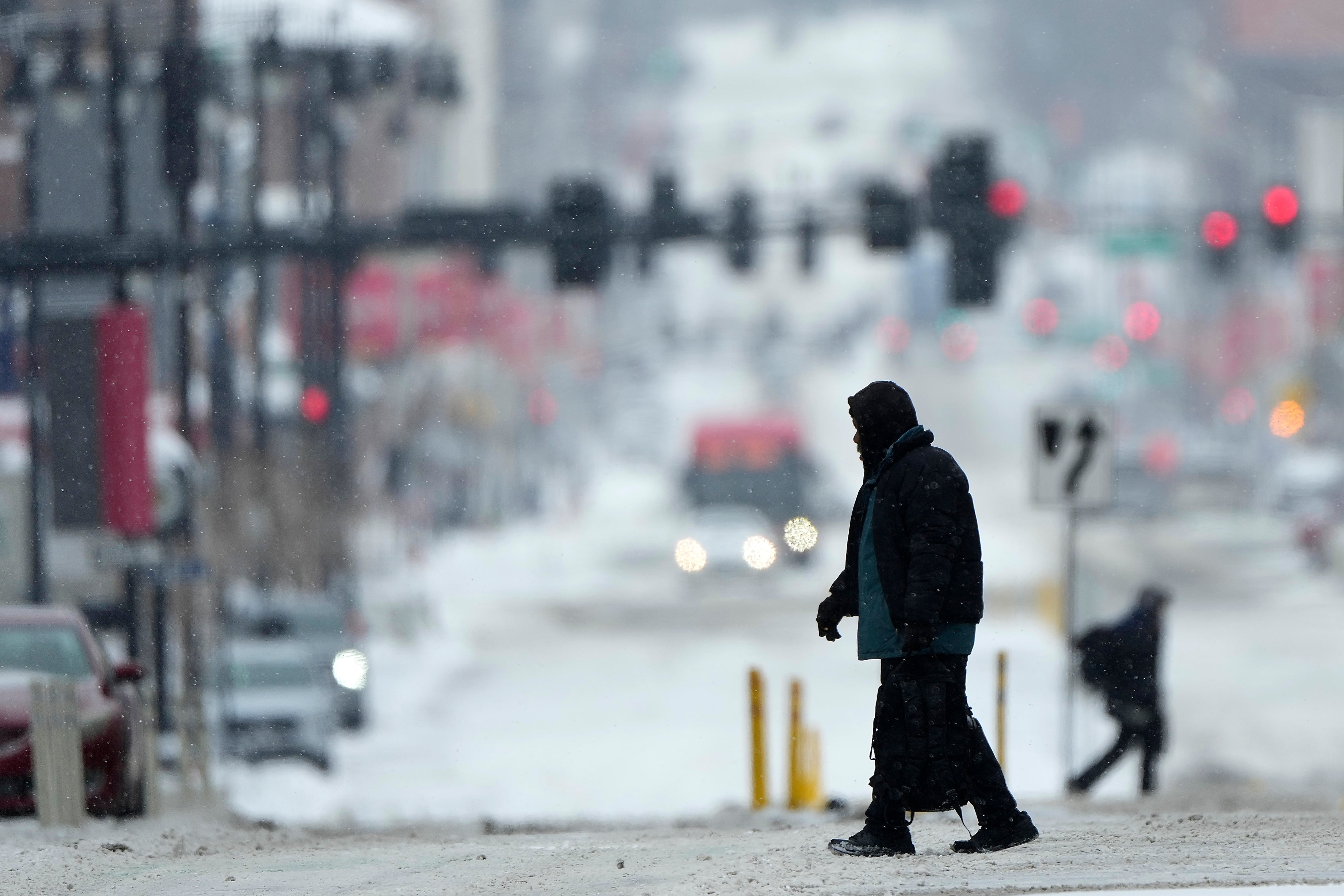 La ciudad de St. Paul, Minnesota, declara emergencia por nieve tras una tormenta invernal que dejó hasta 15 centímetros de acumulación. (AP Foto/Charlie Riedel)