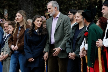 Los reyes Felipe VI y Letizia junto a la princesa Leonor y la infanta Sofía, visitan Llanes este sábado. (Ballesteros/EFE)
