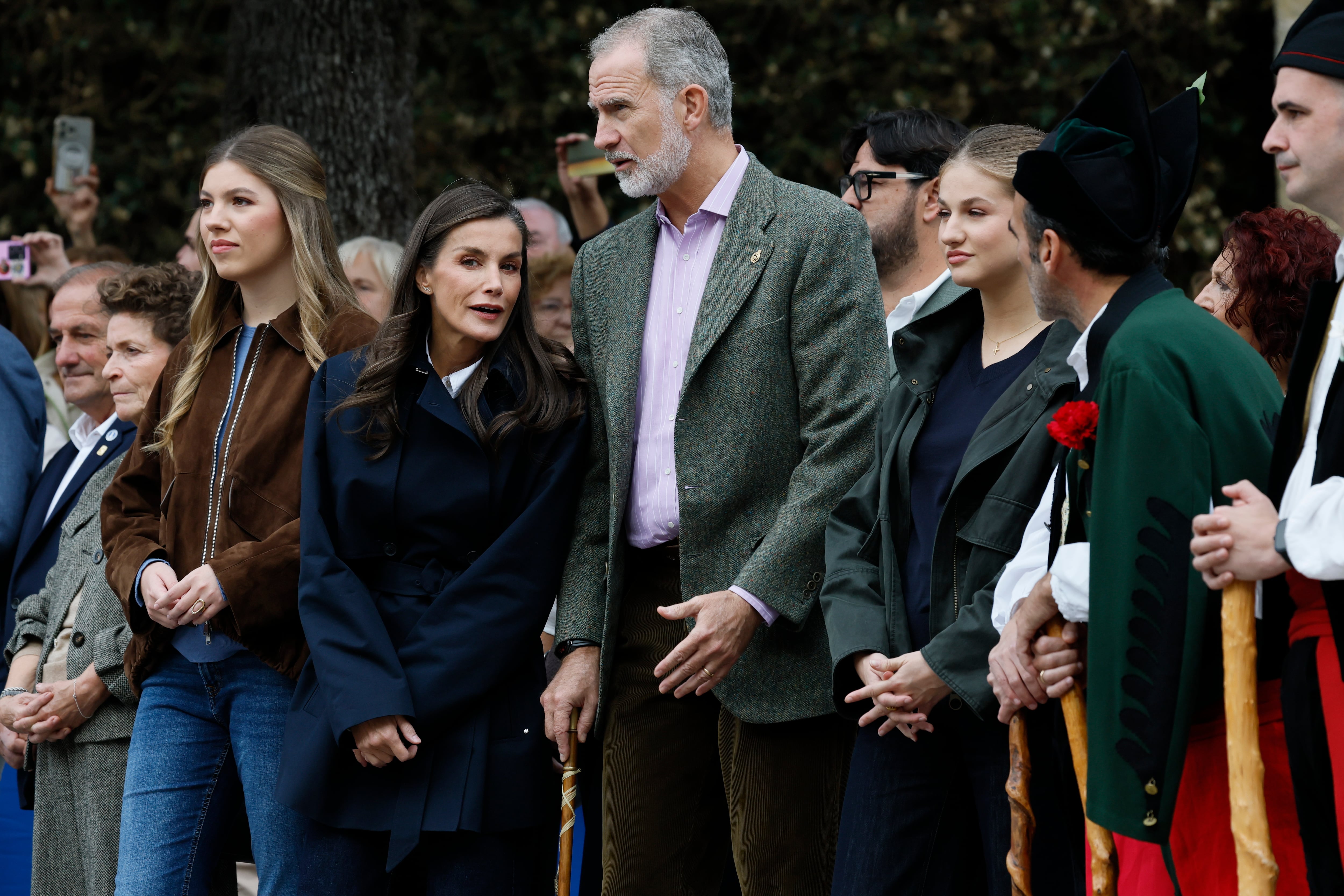 Los reyes Felipe VI y Letizia junto a la princesa Leonor y la infanta Sofía, visitan Llanes donde este sábado, entregarán el Premio al Pueblo Ejemplar de Asturias 2026 a la Cofradía de Pescadores Santa Ana. (EFE/ Ballesteros).