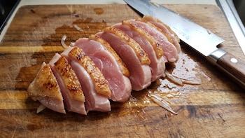 El precio del pollo se desploma a S/8,67 por kilo: baja 25% en menos de un mes y marca récord en mercados de Lima