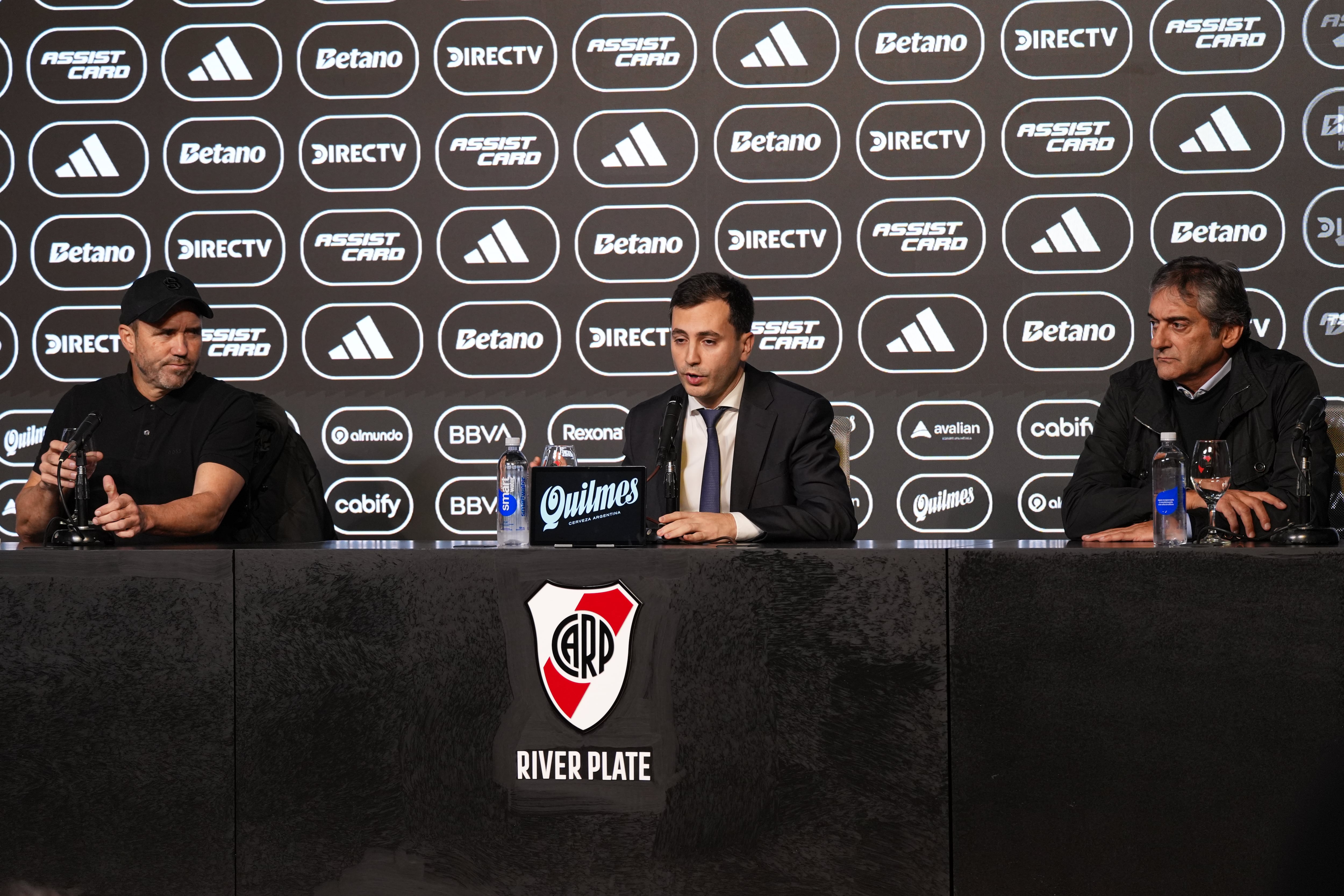 Coudet, junto al presidente Stefano Di Carlo y Enzo Francescoli, en la conferencia de prensa (RSFotos)