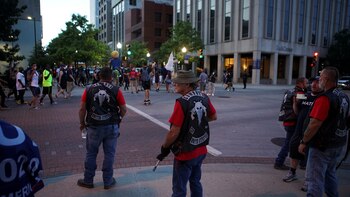 Simpatizantes de Donald Trump observan