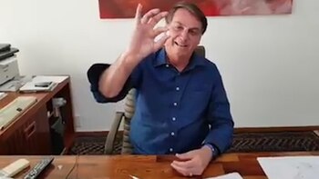 Bolsonaro toma hidroxicloroquina en cámara