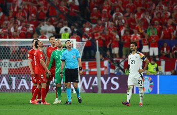 El juez Michael Oliver mira