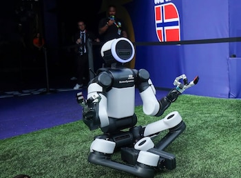 El robot humanoide de Boston Dynamics apareció en el descanso, imitó festejos inspirados en futbolistas y participó en la ceremonia ante millones de espectadores, en una acción impulsada por Hyundai y la FIFA para mostrar robótica en vivo - crédito @hyundai/Instagram
