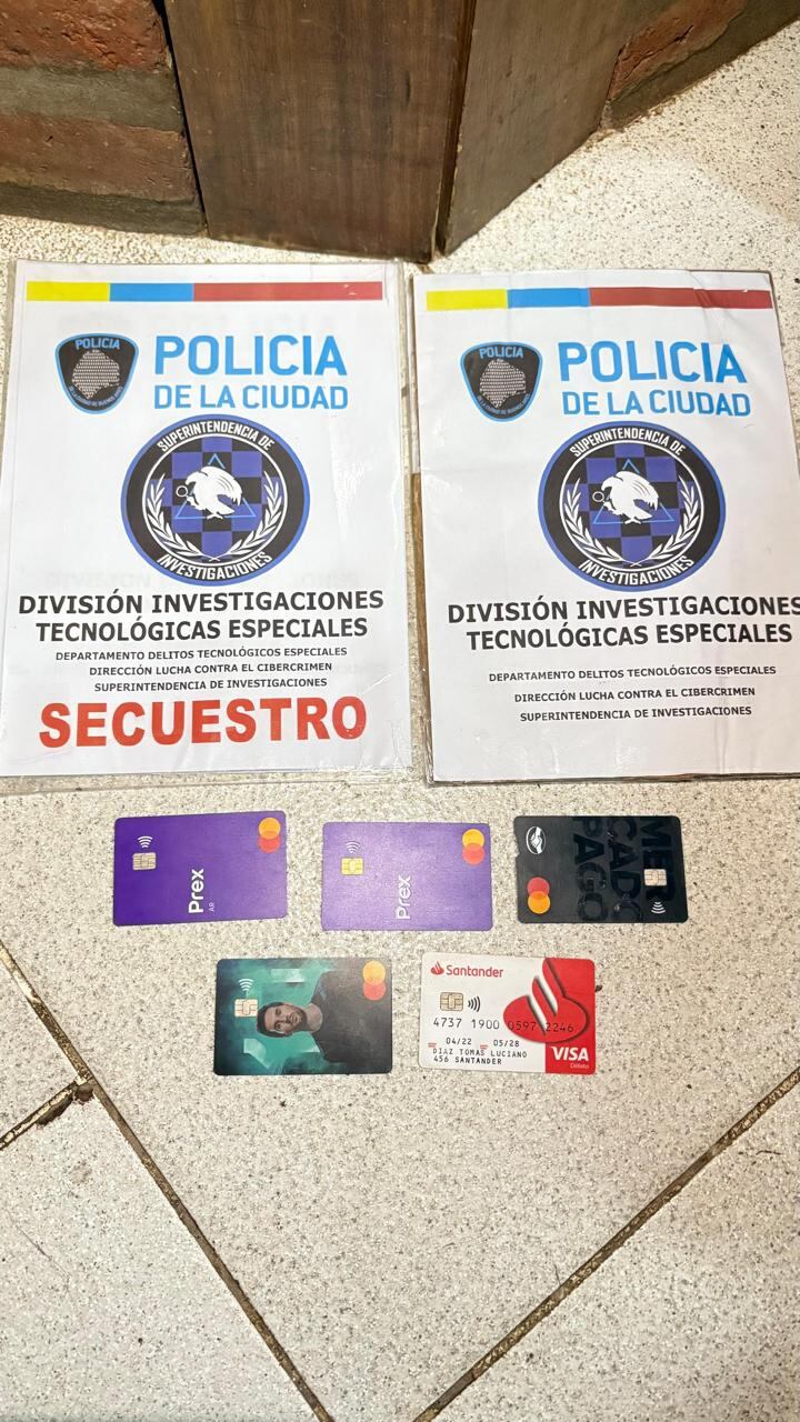 Las diferentes tarjetas que el detenido tenía en su posesión al momento de ser atrapado