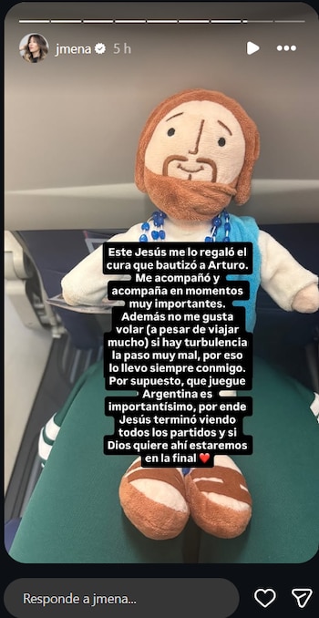 El peluche de Jesús fue un regalo del cura que bautizó a Arturo y, según Jimena Barón, la acompaña en momentos importantes de su vida