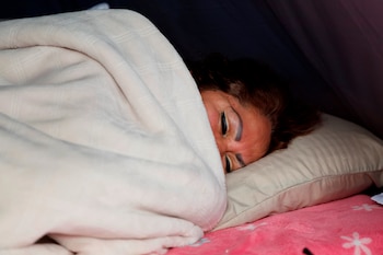 Entre varias personas, se la