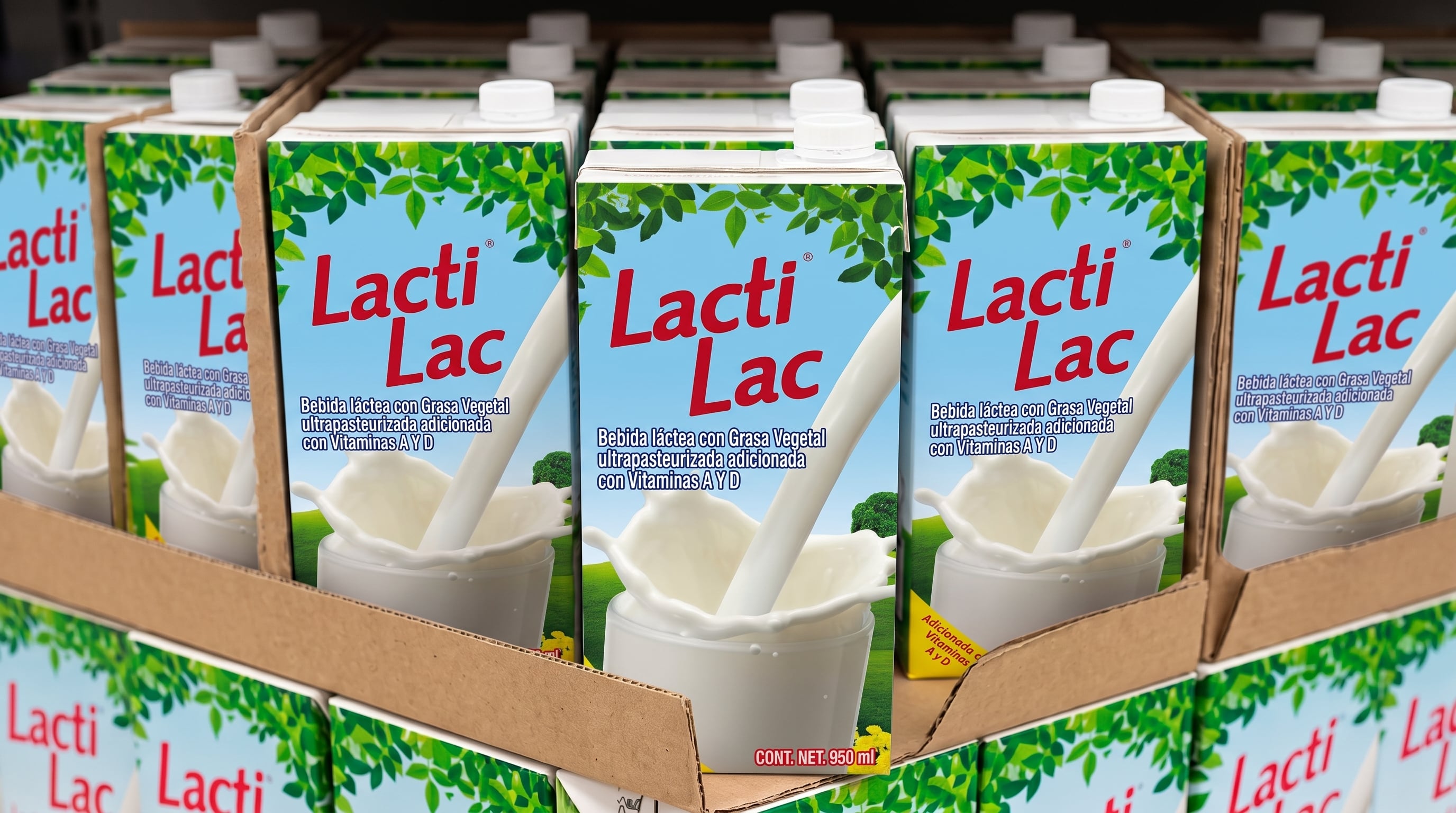 Varias cajas de bebida láctea Lacti Lac de 950 mililitros permanecen expuestas en sus empaques de cartón en un establecimiento comercial. (Imagen Ilustrativa Infobae)