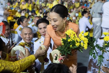 La princesa tailandesa Bajrakitiyabha Mahidol saluda a sus seguidores en Bangkok, Tailandia, el 1 de noviembre de 2020 (AP/Wason Wanichakorn, archivo)