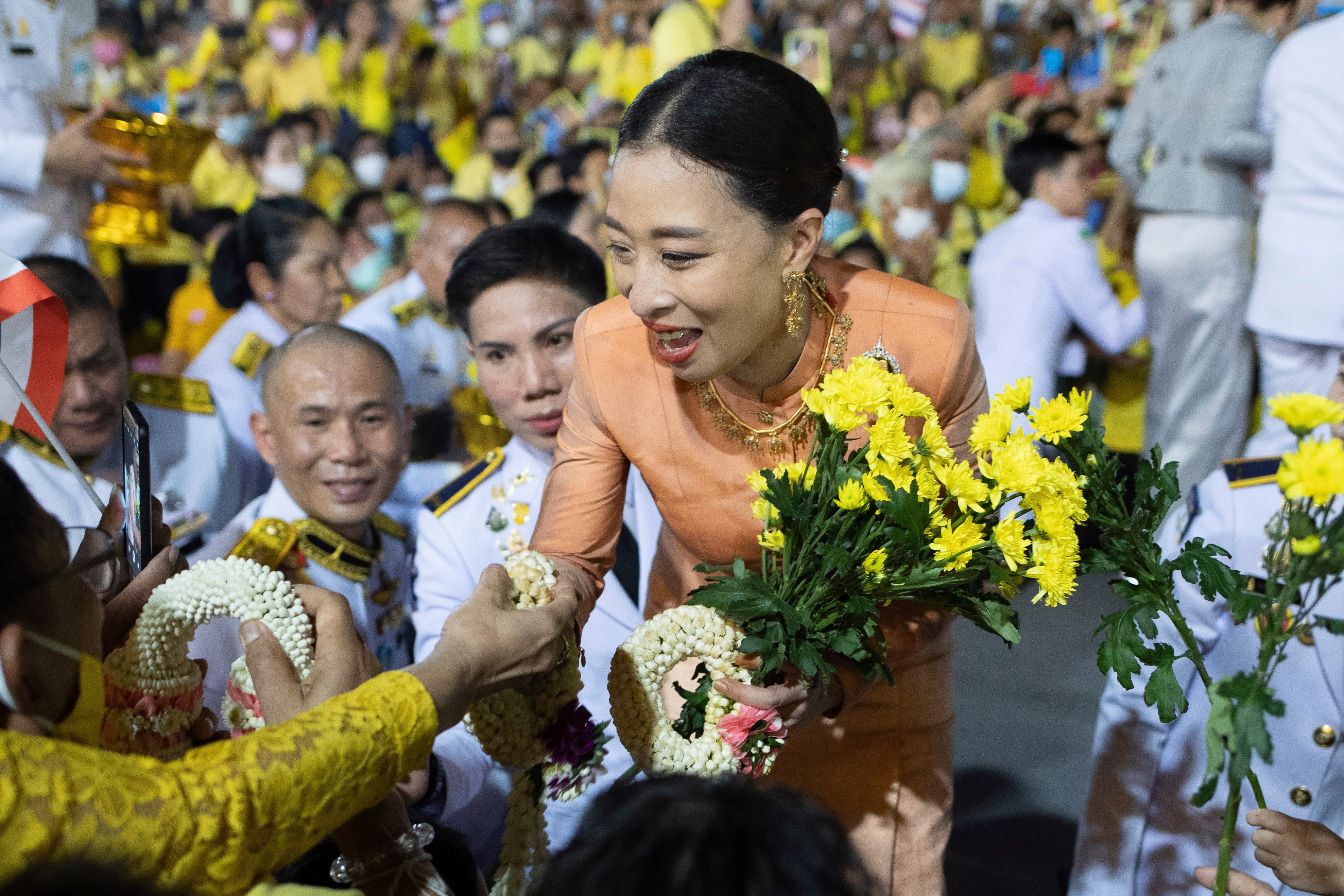 La princesa tailandesa Bajrakitiyabha Mahidol saluda a sus seguidores en Bangkok, Tailandia, el 1 de noviembre de 2020 (AP/Wason Wanichakorn, archivo)
