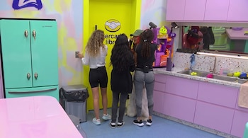 Compañeras de Flor Vigna la apoyan tras llorar