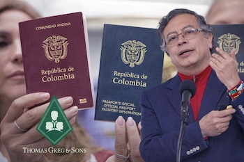 Imagen de Gustavo Petro hablando, con dos pasaportes colombianos (uno oficial, uno diplomático) en el fondo y el logo de Thomas Greg & Sons.