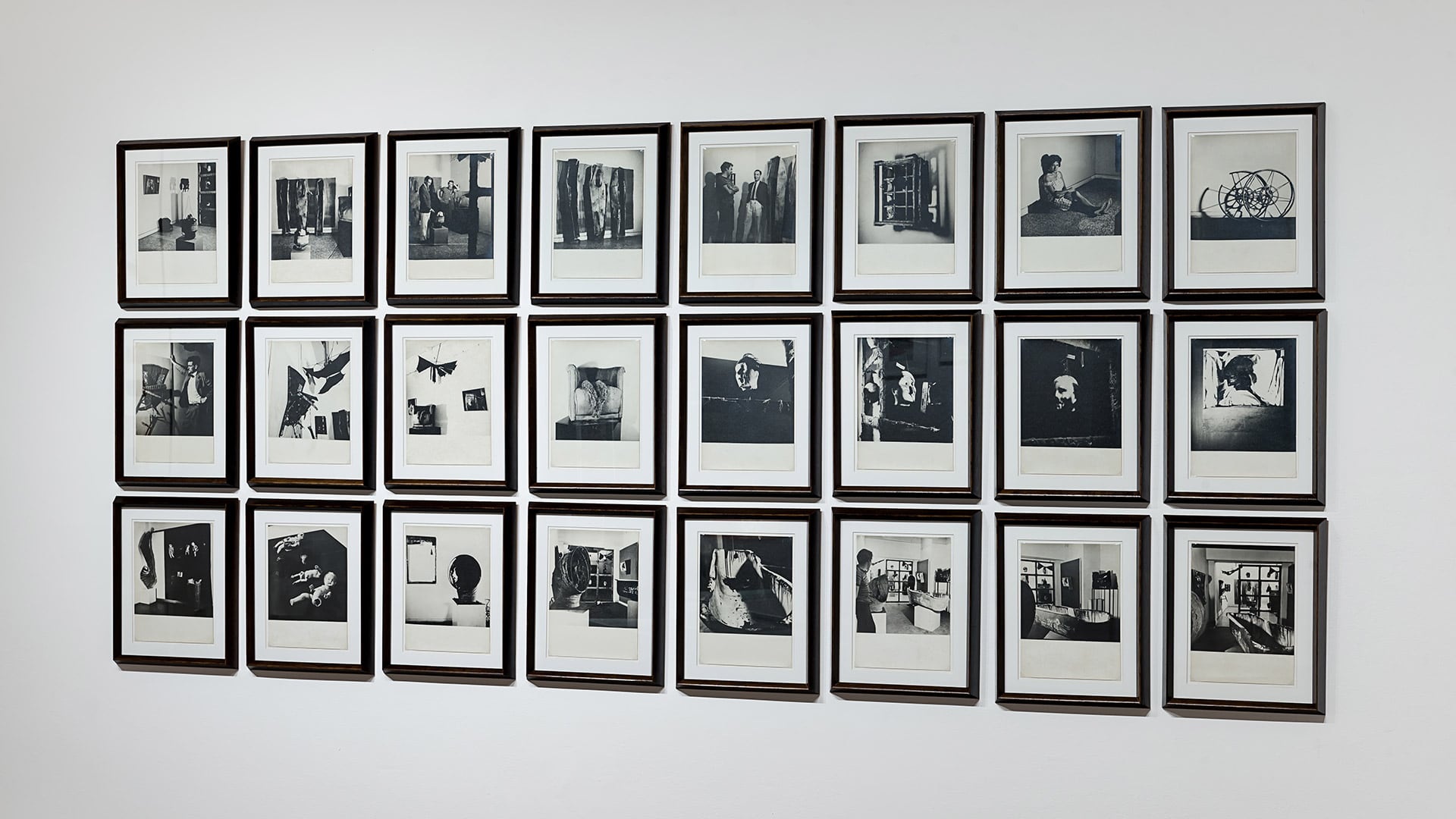 En el ingreso se puede observar una serie de fotografías de Jorge Roiger que reconstruyen la experiencia “Arte destructivo”, impulsada por Kenneth Kemble en 1961