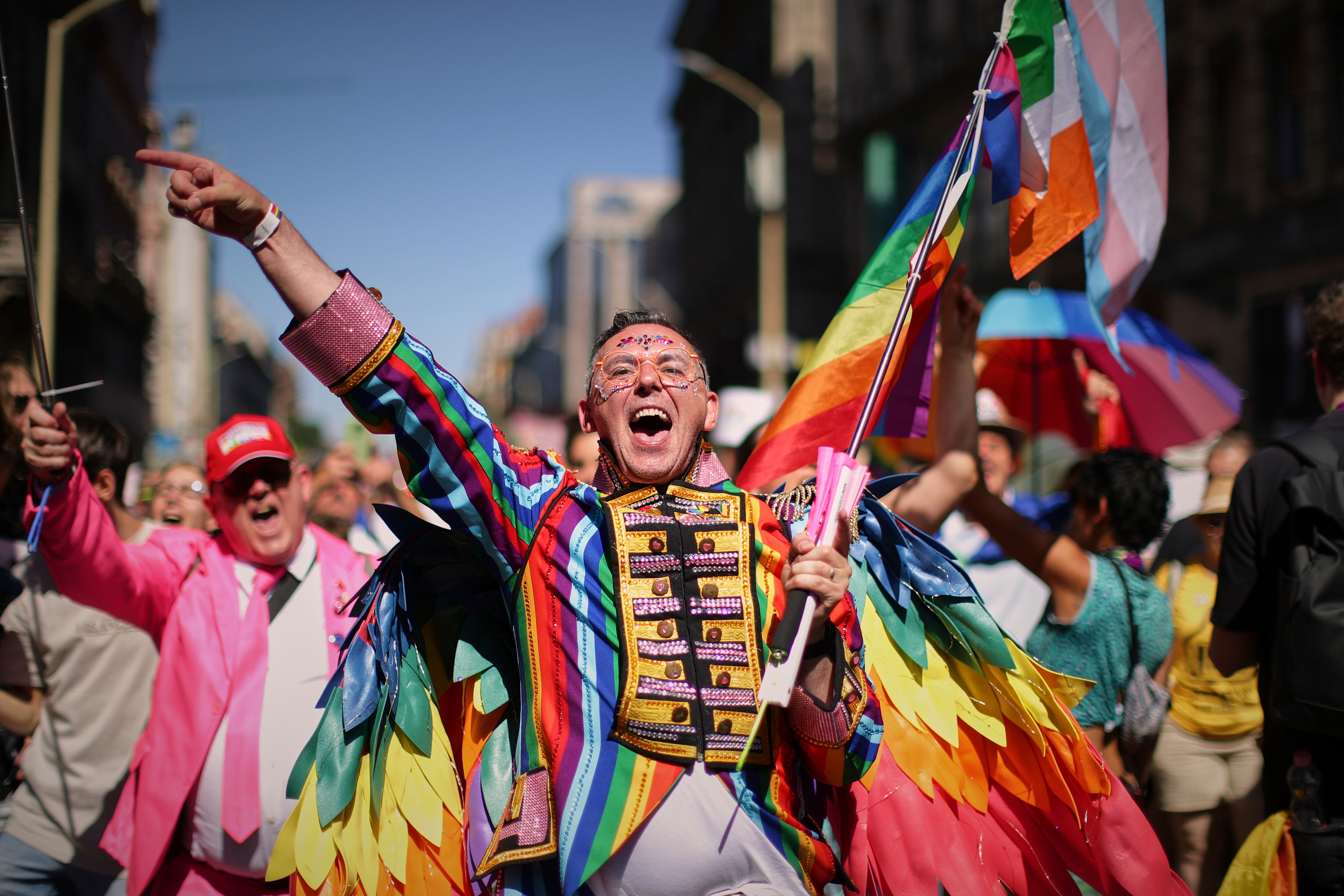 Un participante en la marcha del Orgullo LGBTQ+ vitorea en Budapest, Hungría, el sábado 28 de junio de 2025 (AP Foto/Rudolf Karancsi)