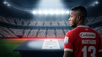 Un futbolista con camiseta roja marcada con el apellido Hurtado y el número trece mira un documento con la frase Demanda rechazada en un estadio.