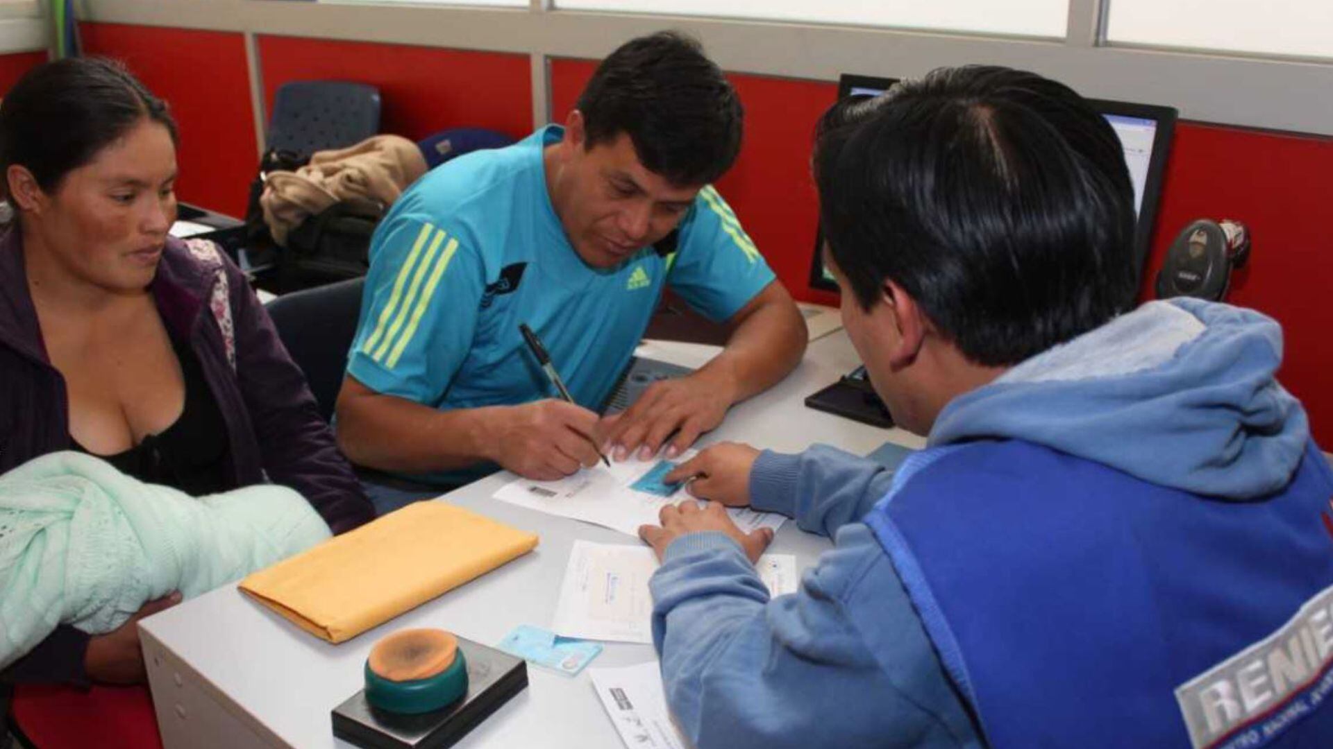 Hoy RENIEC te brinda las facilidades necesarias a fin de tramitar renovación del DNI. Foto: Andina