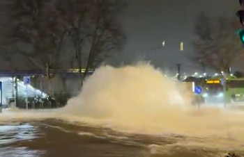 El agua saliendo de la