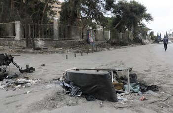 Un hombre camina junto a