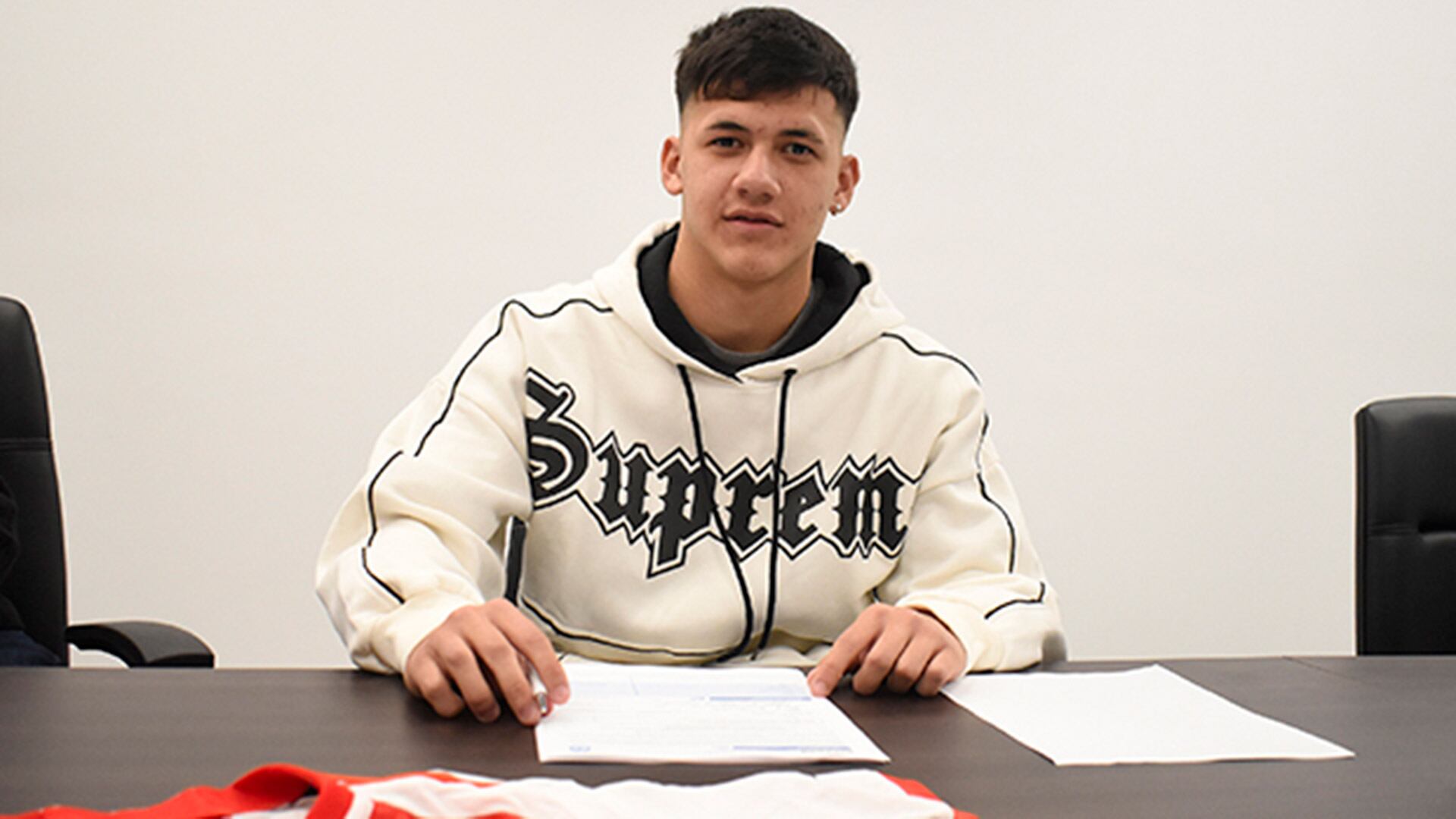 Meza firmó su primer contrato a mitad de este año