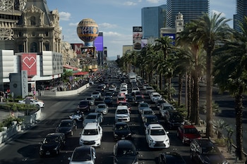 La Asociación Estadounidense del Automóvil (AAA) estima que 45 millones de estadounidenses viajarán por el Día de los Caídos 2026, lo que marcará un récord histórico de desplazamientos. (REUTERS/Bridget Bennett/ARCHIVO)