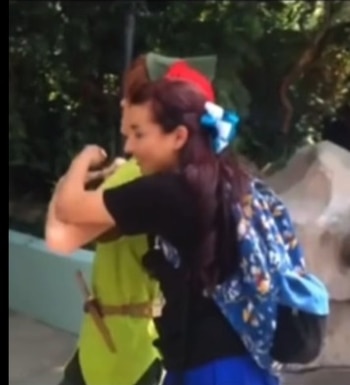 Los usuarios criticaron la incomodidad del actor que interpreta a Peter Pan en los parques. (Captura de video)