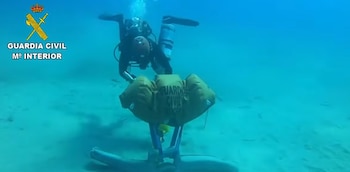 Un momento del rescate del cepo romano. (Guardia Civil)