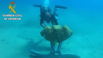La Guardia Civil rescata del fondo del mar en Mallorca un cepo que formó parte del ancla de una embarcación del Imperio Romano: había riesgo de expolio